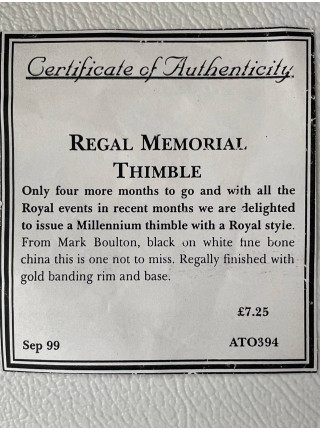 Коллекционный наперсток из английского костяного фарфора Regal Memorial, выпущенный Mark Boulton в сентябре 1999 года специально для Thimble Collector Guild к Миллениуму