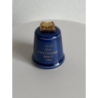 Коллекционный наперсток The Coverdale Bible, выпущенный Nenthorn специально для Thimble Collector Guild