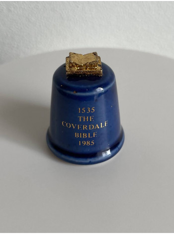 Коллекционный наперсток The Coverdale Bible, выпущенный Nenthorn специально для Thimble Collector Guild
