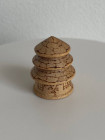 Винтажный коллекционный наперсток из дерева The Pagoda, изготовленный Trevor Warington в апреле 1988 года специально для Thimble Collector Guild