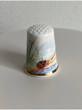 Коллекционный наперсток Ladybird (Божья коровка), выпущенный Harcourt China для Thimble Collector Guild. Декорирован золотом 22К