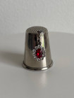 Коллекционный наперсток Crystal Pendant, выпущенный в сентябре 1989 года специально для Thimble Collector Guild