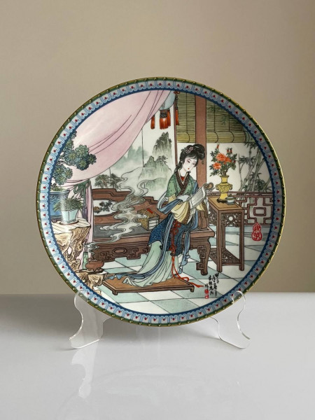 Винтажная декоративная тарелка Ying-chun - 6-я из ограниченной коллекционной серии Beauties of the Red Mansion от Imperial Jingdezhen Porcelain