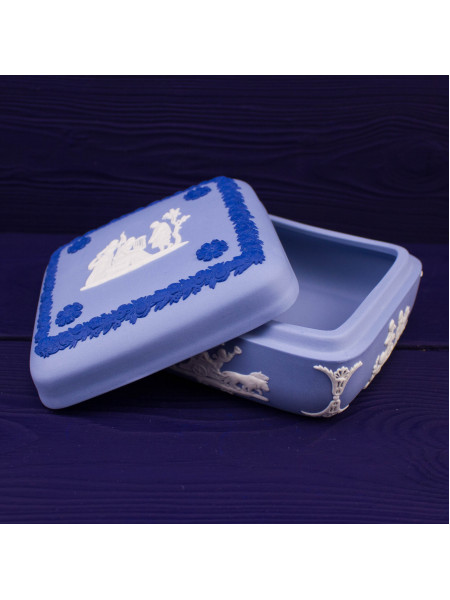 Шкатулка Wedgwood квадратная с ободком голубой Jasper